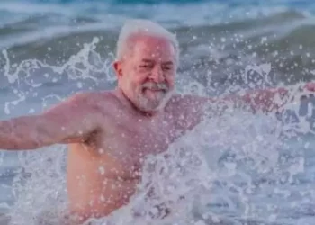 Marinha Desocupa Praia no Domingo para Lula Passear? Banhistas Revoltados