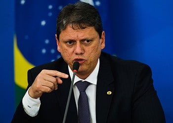 Governo Tarcísio decreta expulsão para alunos com 15 ausências consecutivas