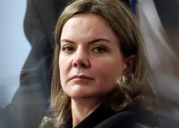 Indignada, Gleisi Hoffmann Ataca Multas ao PT e Pede o Fim da Justiça Eleitoral!