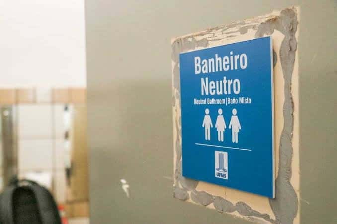 Bolsonaro Proibido pelo TSE de Alertar sobre Banheiros Unissex, Agora Impostos pelo Governo Lula