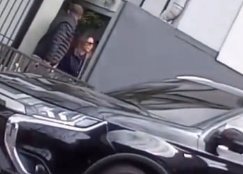 Janja sai pelos fundos em hotel, mas manifestantes reconhecem e gritam: 'bruxa'; CONFIRA O VÍDEO!