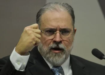 Aras se revolta com delação de Mauro Cid, e sem meias-palavras, chama jornalista da Globo de "Mentirosa desinformante"