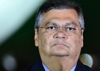 Dino Afirma que Não Demitirá Assessores Associados à 'Dama do Tráfico'