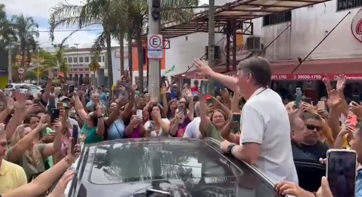 Durante 'saída' para comer um pastel, Bolsonaro é ovacionado pelo público; VEJA VÍDEO