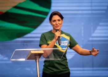 “Não existe comunista cristão”: Michelle Bolsonaro Detona Dino no STF