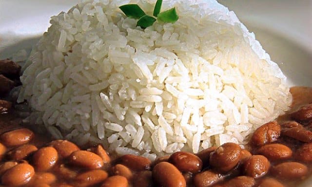 Arroz e feijão fecham 2023 mais caros e devem disparar ainda mais em 2024