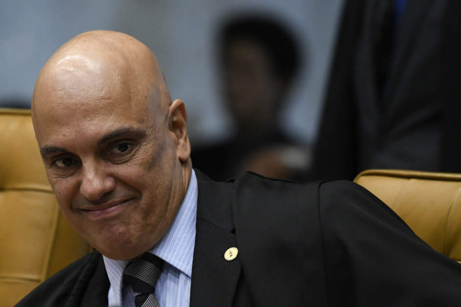 Alexandre de Moraes compartilha com CGU provas de investigações contra Bolsonaro e aliados