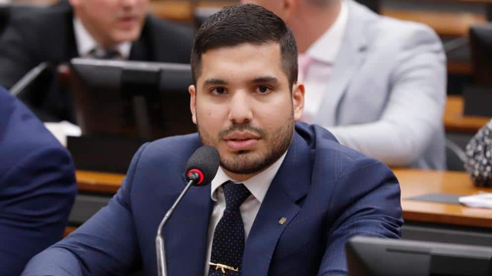 “André Fernandes sob investigação da PF por autodeclaração de cor/raça” 52 "André Fernandes sob investigação da PF por autodeclaração de cor/raça"