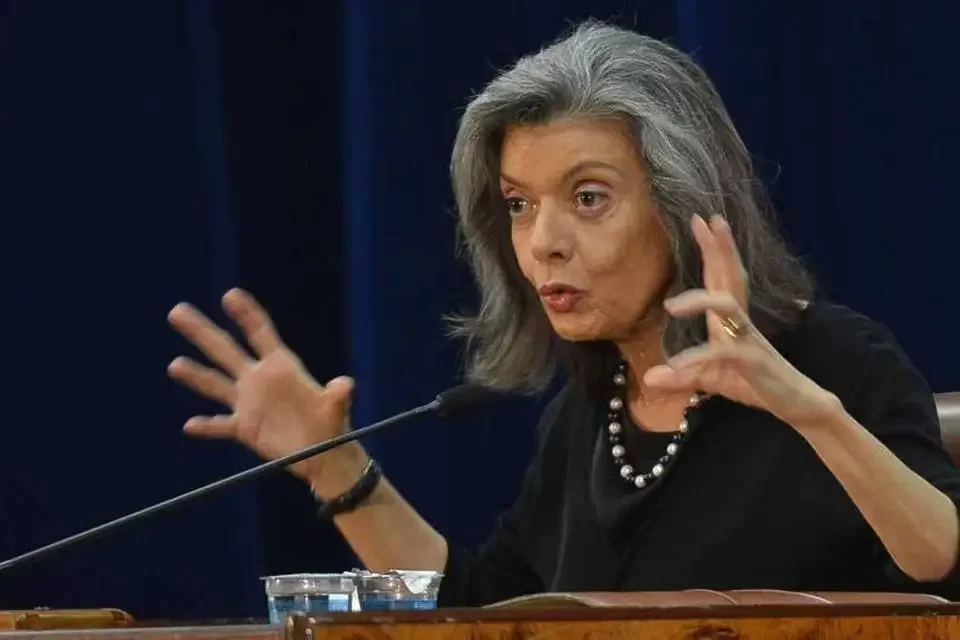 Ataque à democracia? Cármen Lúcia critica uso das redes sociais na política