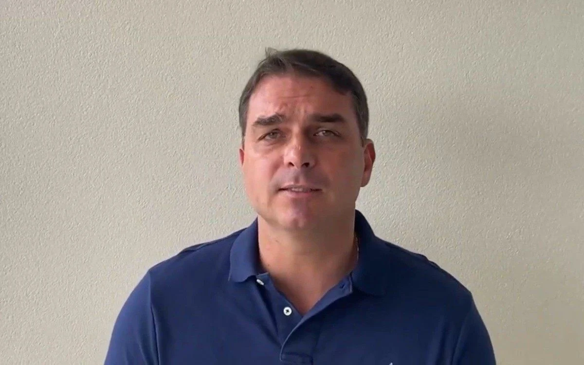 Flávio Bolsonaro detona operação da PF contra Carlos: ‘A democracia sendo destruída por quem diz defendê-la’