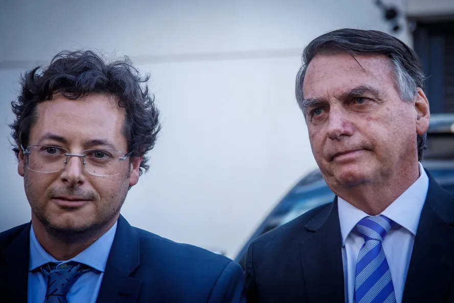PF intima Bolsonaro e Wajngarten para depor em caso de 'importunação' a baleia