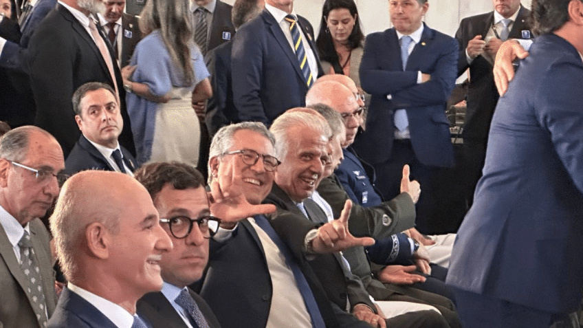 Lula Recebe Aplausos de Pé dos Comandantes das Forças Armadas