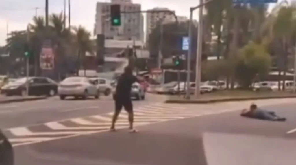 Bandidos Tentam Roubar Porsche, Mas São Surpreendidos por Motorista Armado e Se Dão Mal: Veja o Vídeo