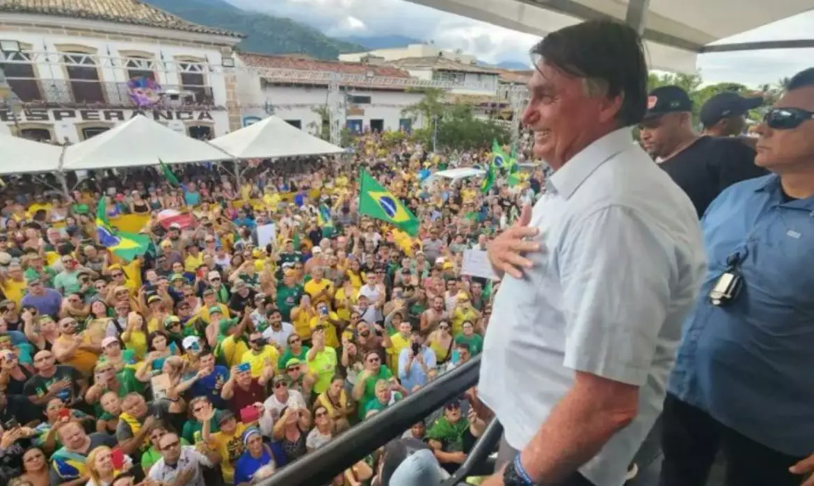 Bolsonaro recepcionado por multidão em São Sebastião; confira o vídeo