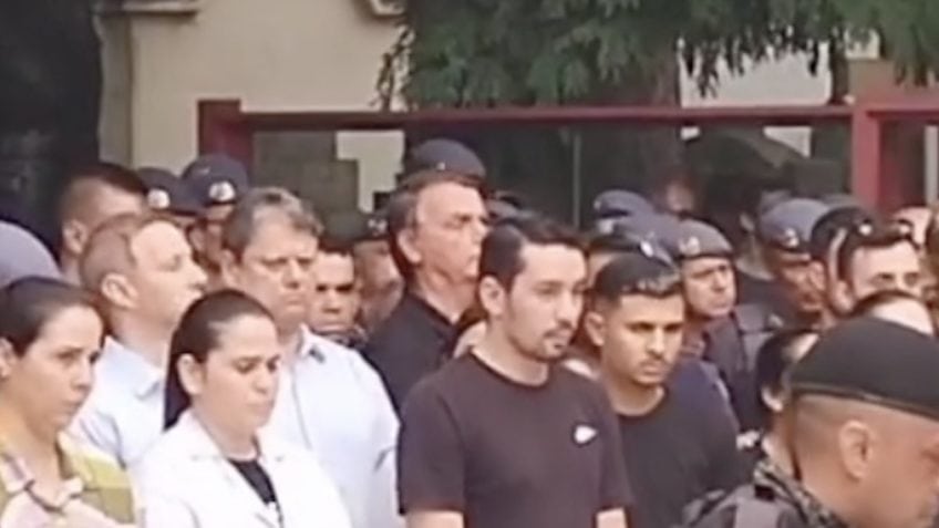 Bolsonaro vai a enterro de policial da ROTA e compartilha mensagem forte: veja o vídeo