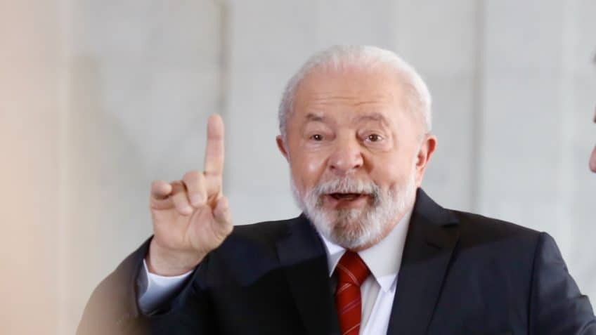 Lula diz que, no Brasil, há pessoas que têm carro e casa sem necessidade, enquanto outras não possuem nenhum dos dois