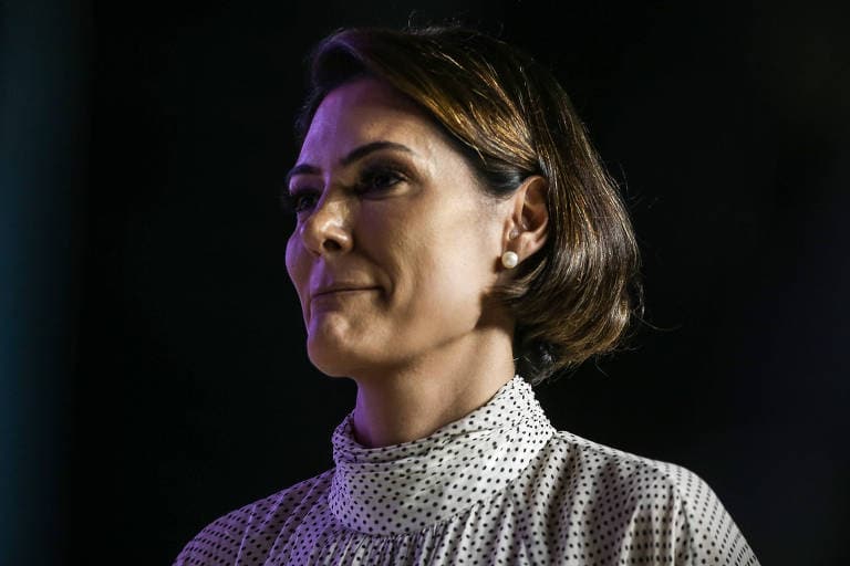 Michelle Bolsonaro posta vídeo desmentindo Fake News sobre sua Saída do Brasil