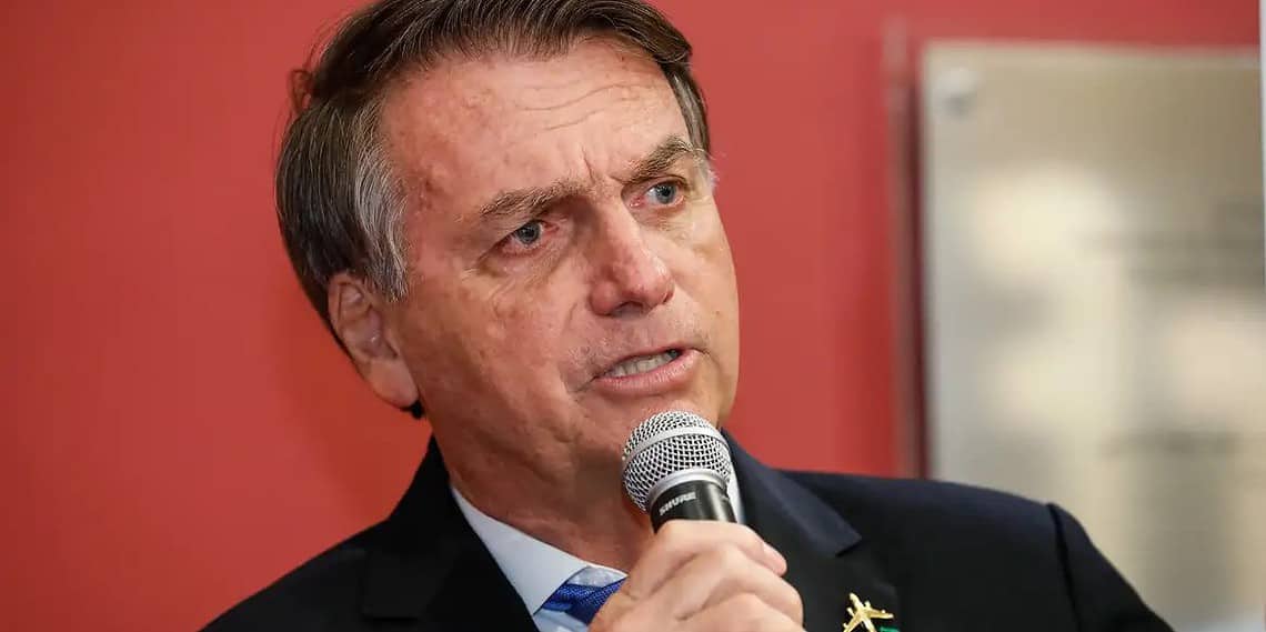 Bolsonaro alega que TSE trabalhou para eleger Lula