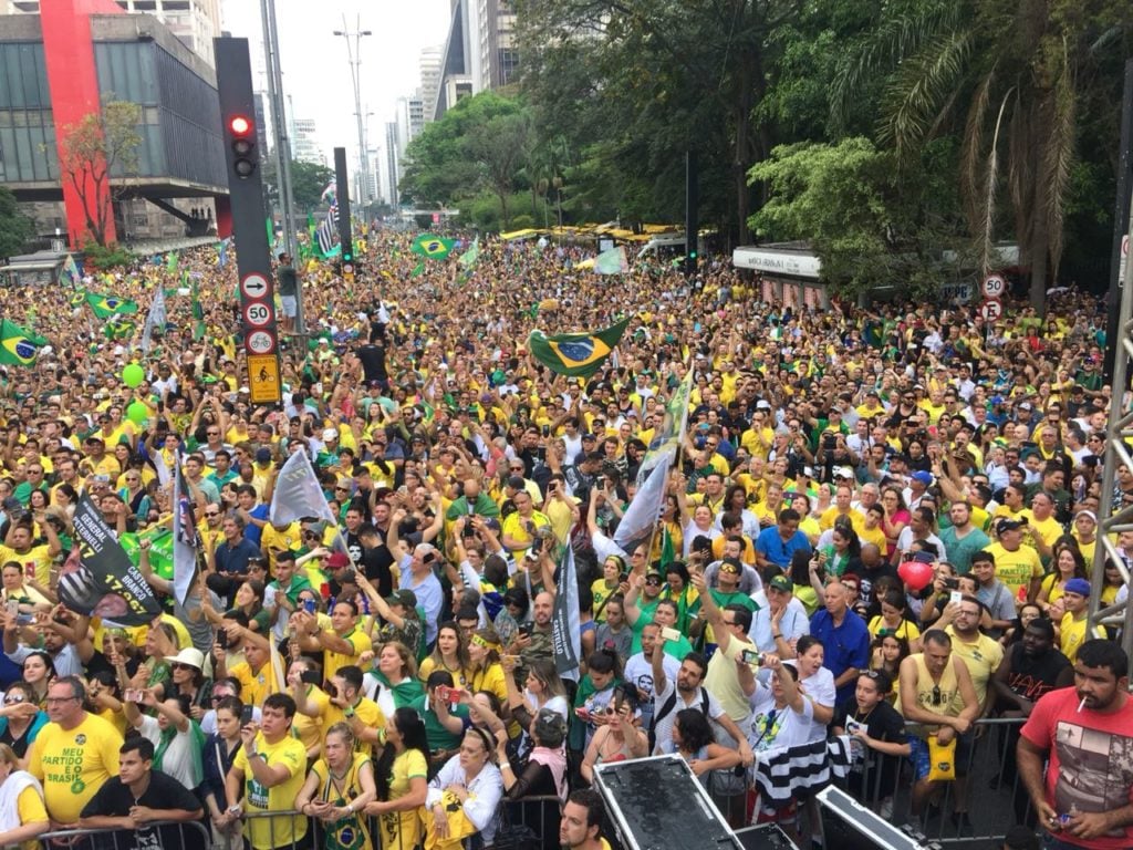 Legião de patriotas inunda a Avenida Paulista horas antes de manifestação