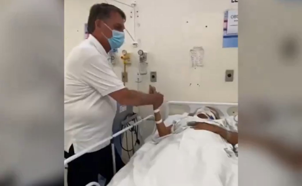 Bolsonaro visita mulher que caiu de árvore durante manifestação na Paulista