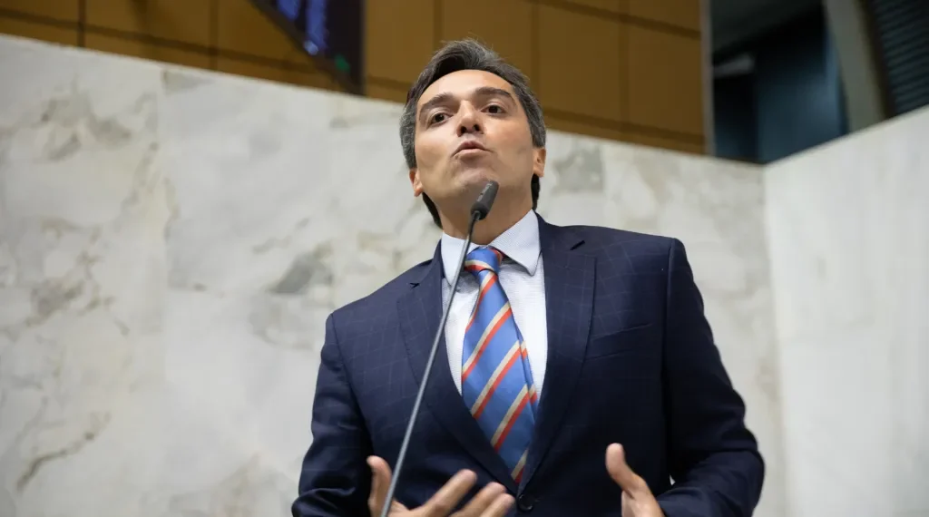 Paulo Mansur apresenta projeto de lei contra a obrigatoriedade vacinal da Covid-19 em crianças