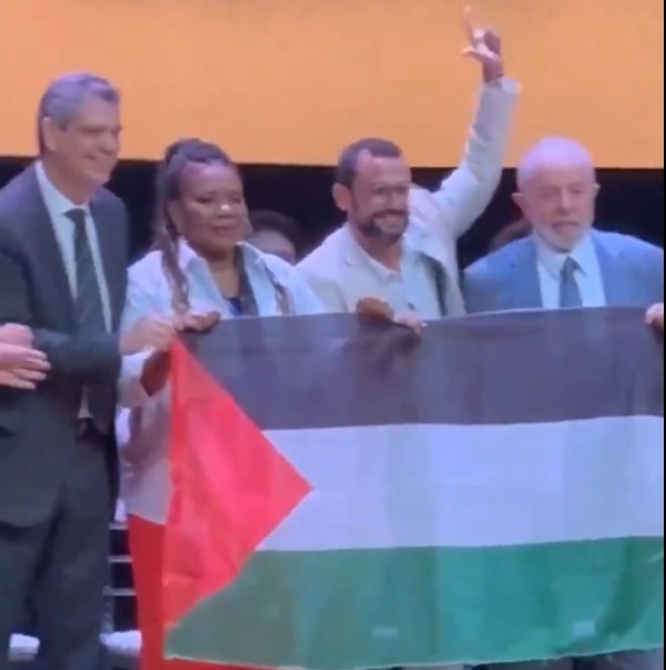 Lula posa para foto com bandeira da Palestina em evento do Ministério da Cultura