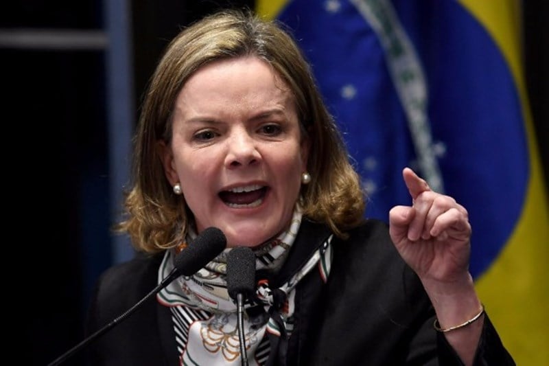 Membro do MBL é agredido por Fernando Mineiro durante abordagem a Gleisi Hoffmann; a presidente do PT aciona a PF e promete processar o jovem