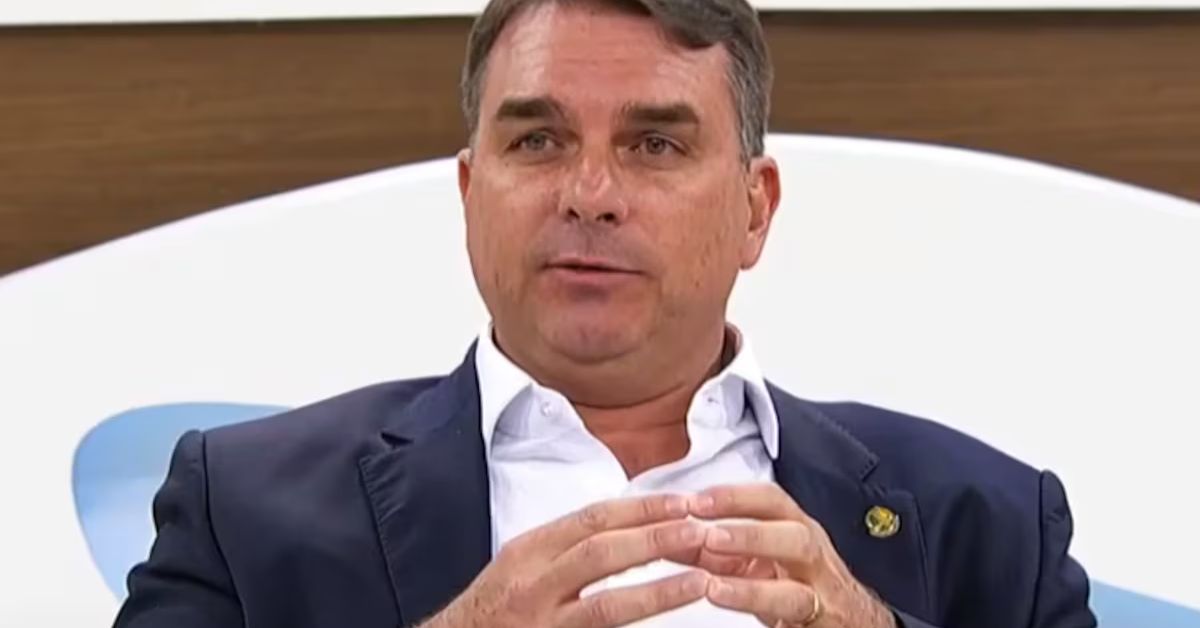 Flávio Bolsonaro acusa TSE de parcialidade e censura contra campanha de Jair Bolsonaro
