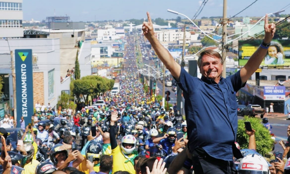 Bolsonaro é aclamado por multidão durante visita a Goiás