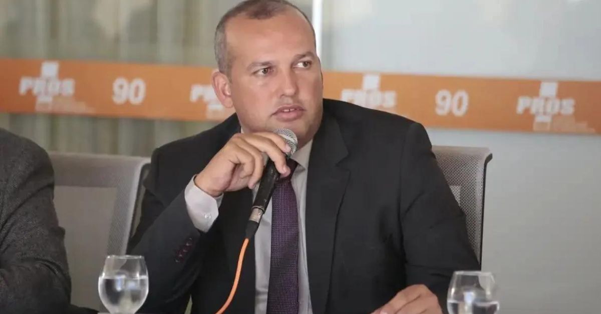 Presidente de partido de esquerda se rende à polícia e é detido: confira o vídeo