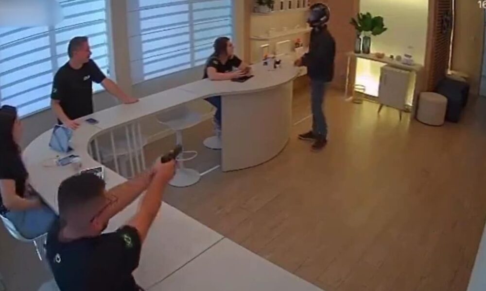 Ladrão foi assaltar loja de celular e se deu mal, veja vídeo