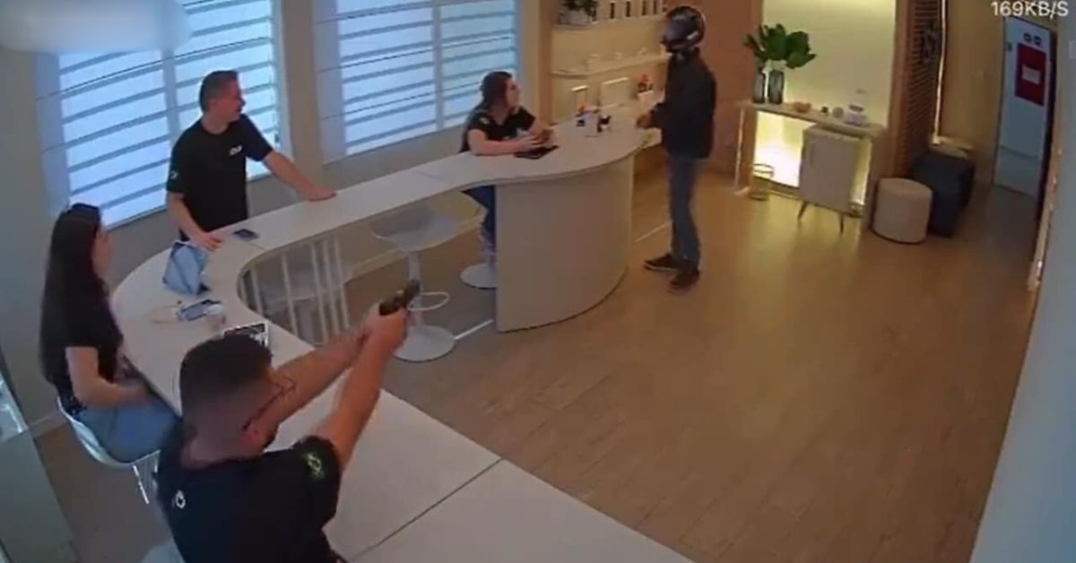 Ladrão foi assaltar loja de celular e se deu mal, veja vídeo 52 Ladrão foi assaltar loja de celular e se deu mal, veja vídeo