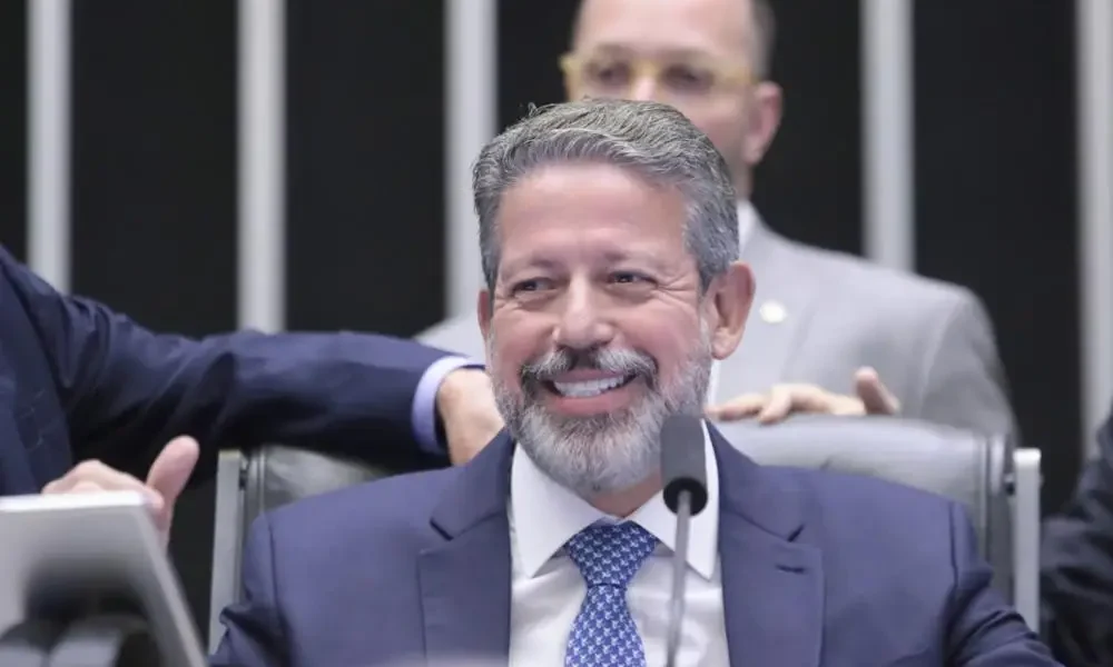 Arthur Lira ignora etapas e leva PEC da anistia aos partidos direto ao plenário