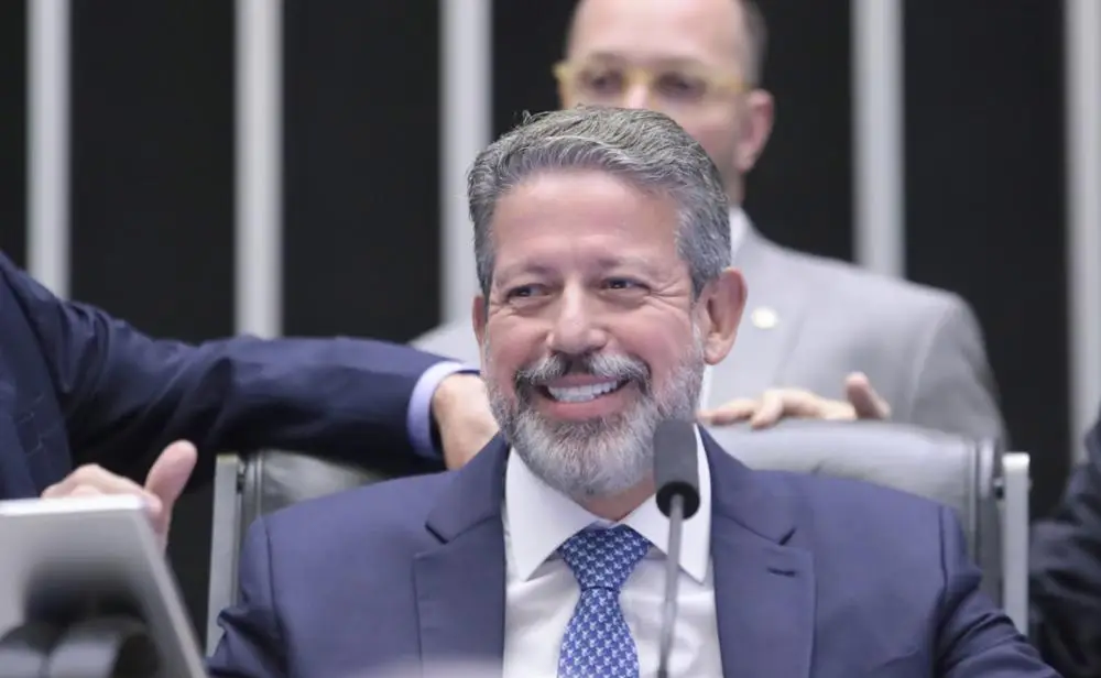 Arthur Lira ignora etapas e leva PEC da anistia aos partidos direto ao plenário