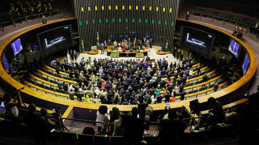 Projeto que aumenta pena de estupradores é adiado por deputado do PT