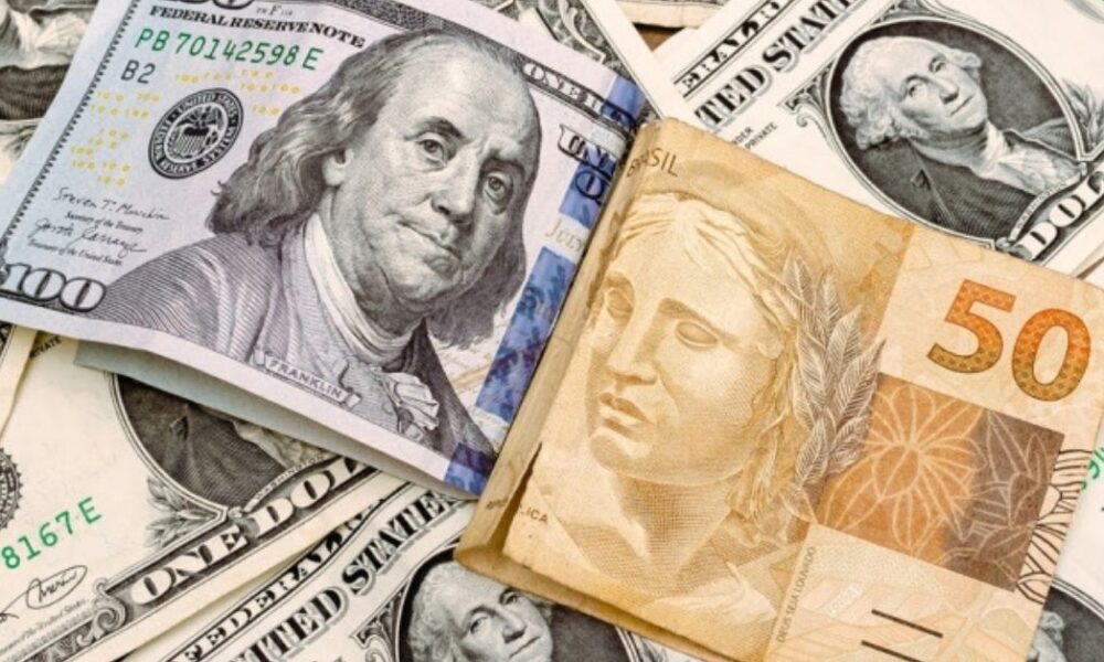 Dólar se aproxima de R$ 5,80 e alcança maior valor em três anos