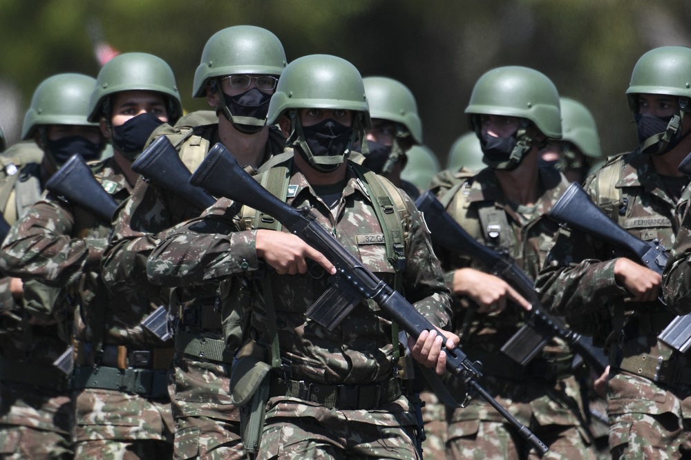Segundo ministro da Defesa, Brasil tem avião pronto para levar militares à Venezuela