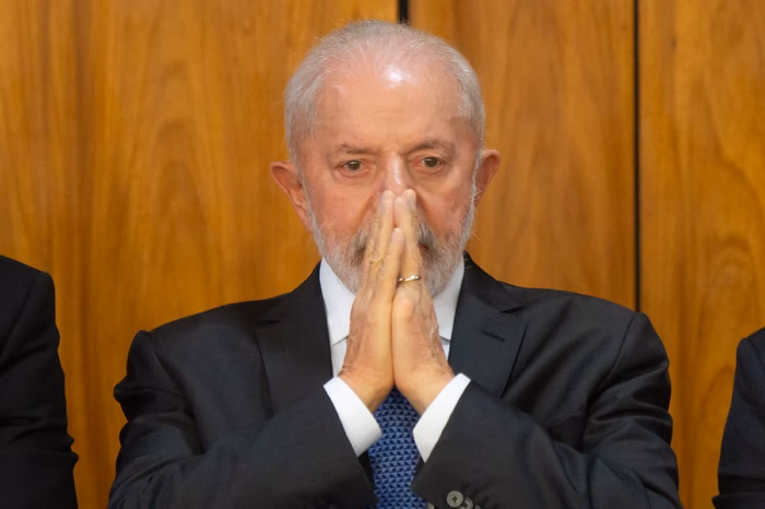 Médico diz que Lula teve pequeno sangramento cerebral após queda