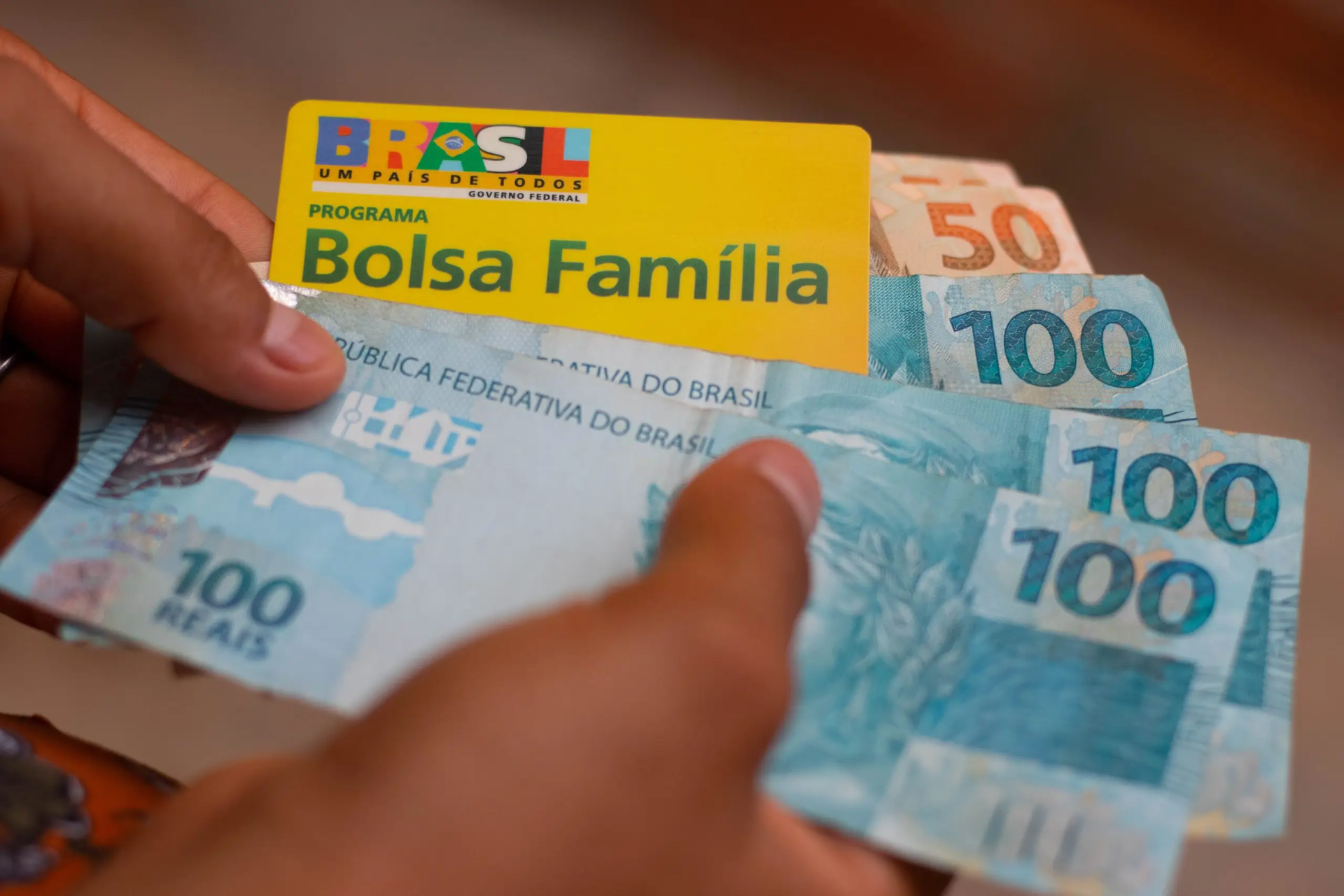 Bolsa Família será antecipado: brasileiros de mais de 600 cidades vão receber antes