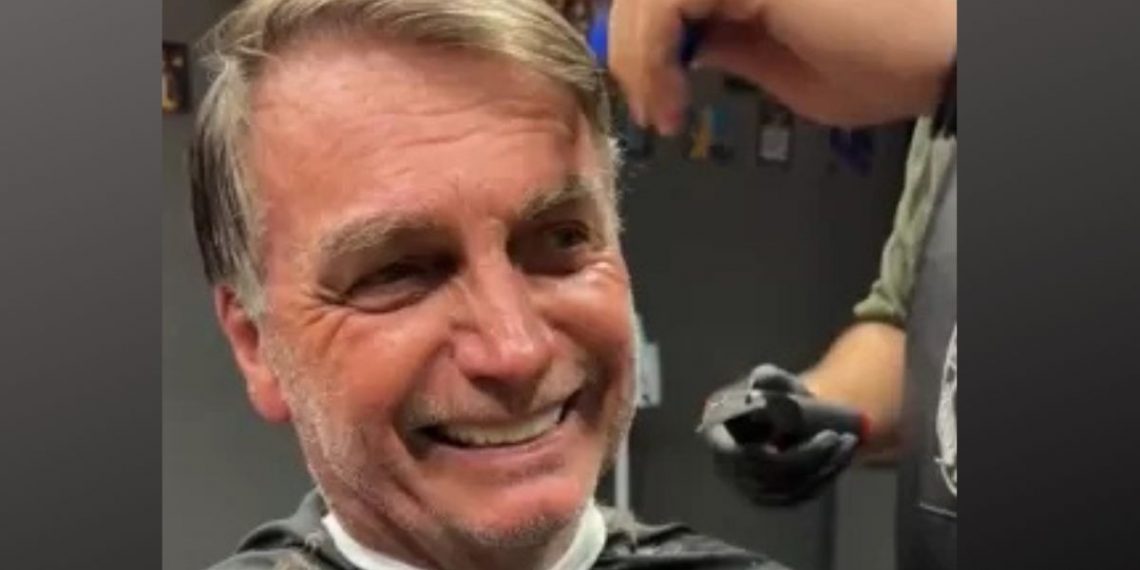 Bolsonaro ironiza: “Golpe com general da reserva e quatro oficiais?”