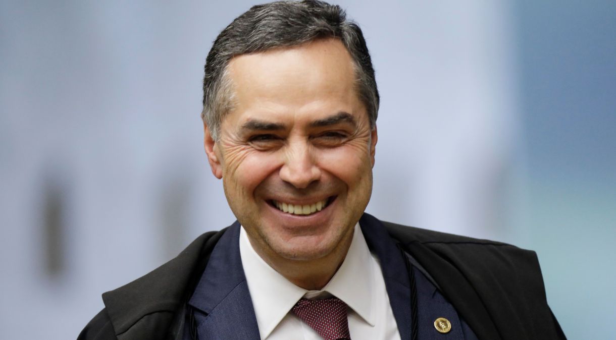 Barroso canta samba e homenageia Dino em casamento, veja vídeo