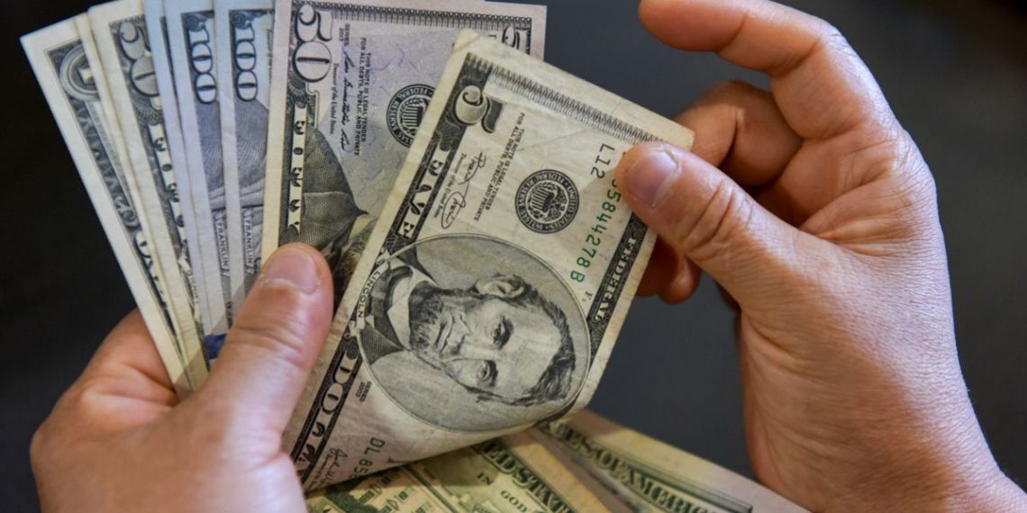 Surpresa no mercado: Dólar em forte queda chega a R$ 5,88