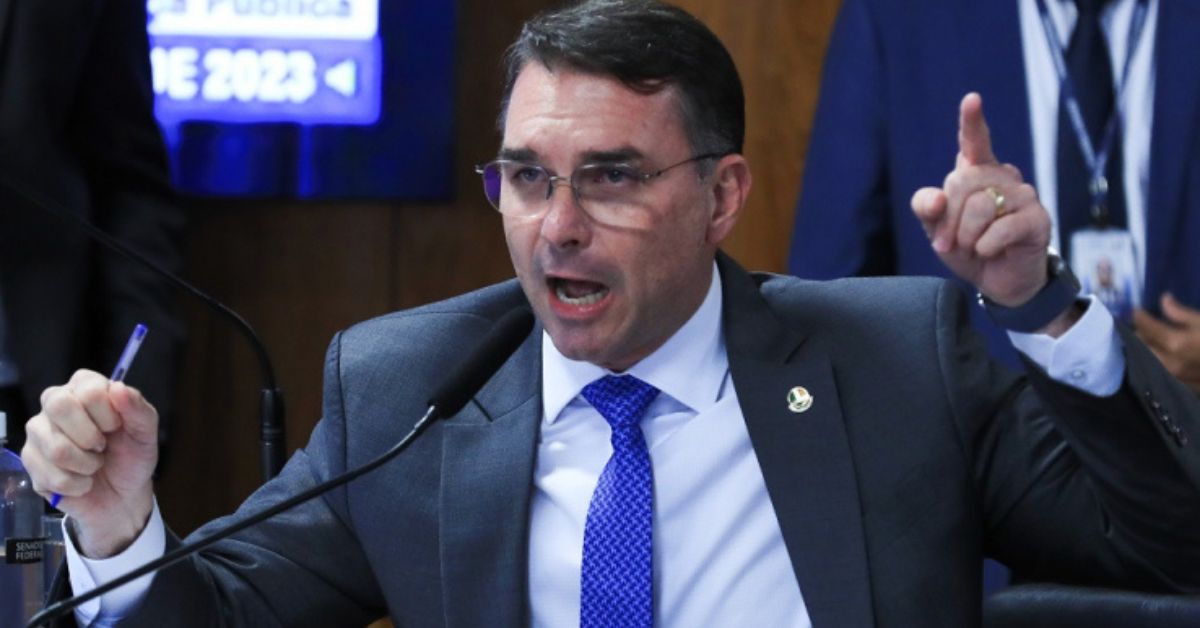 Flávio Bolsonaro detona exclusão da ‘Folha’ pela PF