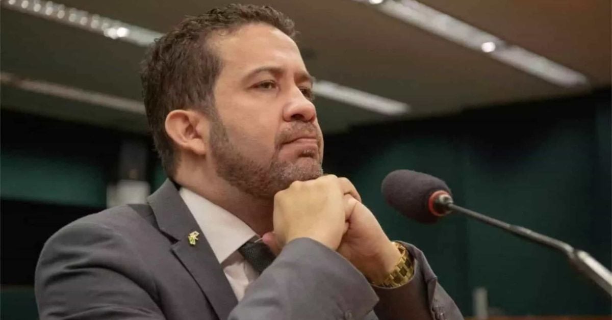 Janones usa número suspenso da OAB para pedir à PGR a extinção do PL