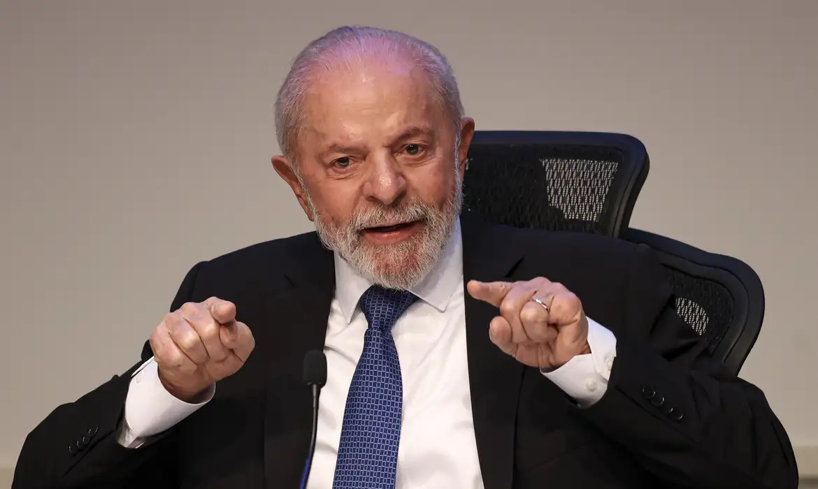 Lula assina decretos polêmicos para transformar Estatais