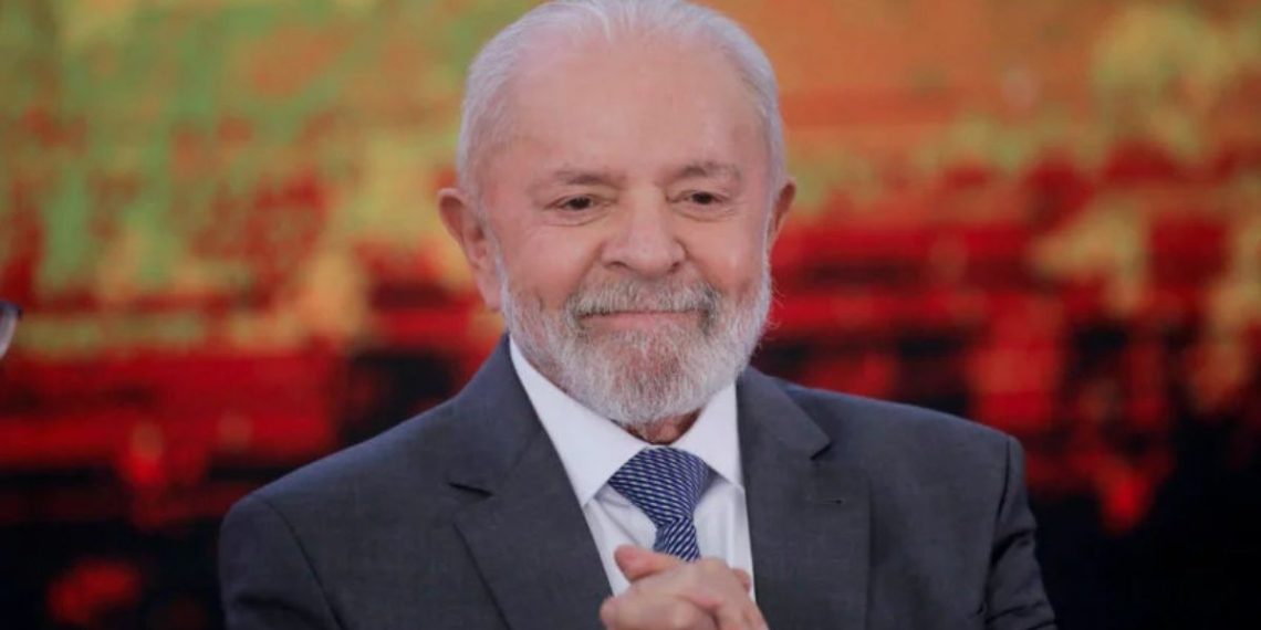 Boletim médico confirma: Lula está lúcido e faz caminhada no hospital
