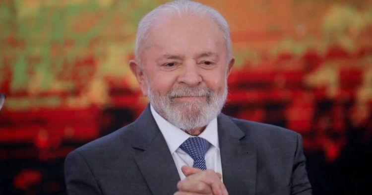 Boletim médico confirma: Lula está lúcido e faz caminhada no hospital