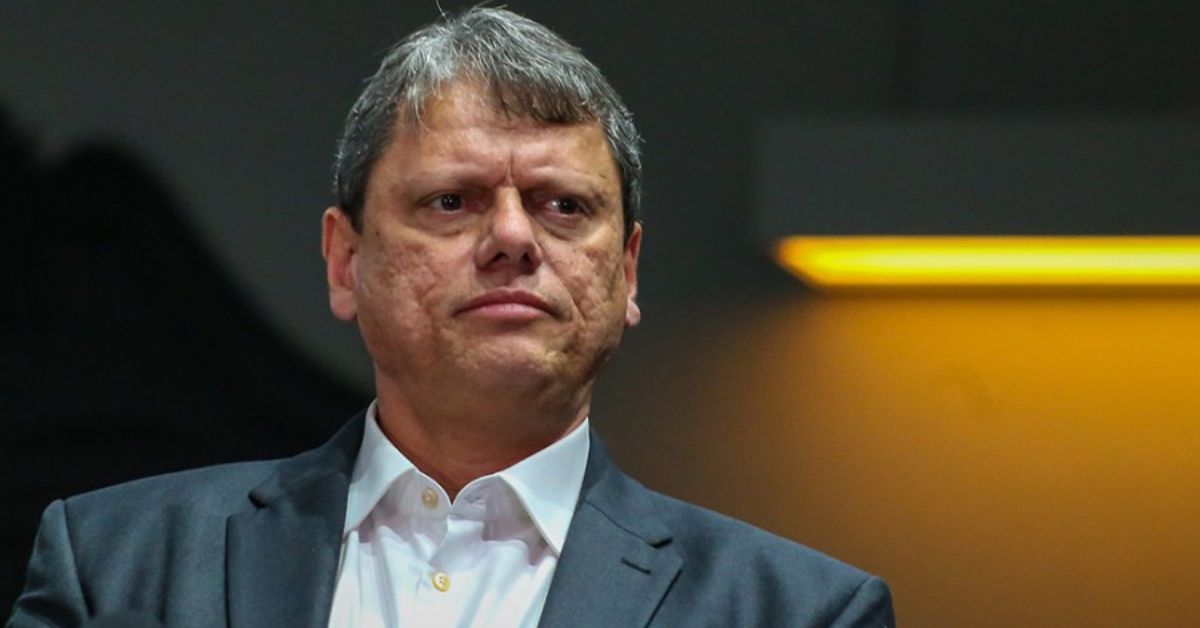 Tarcísio sanciona lei contra uso de celulares nas escolas de São Paulo