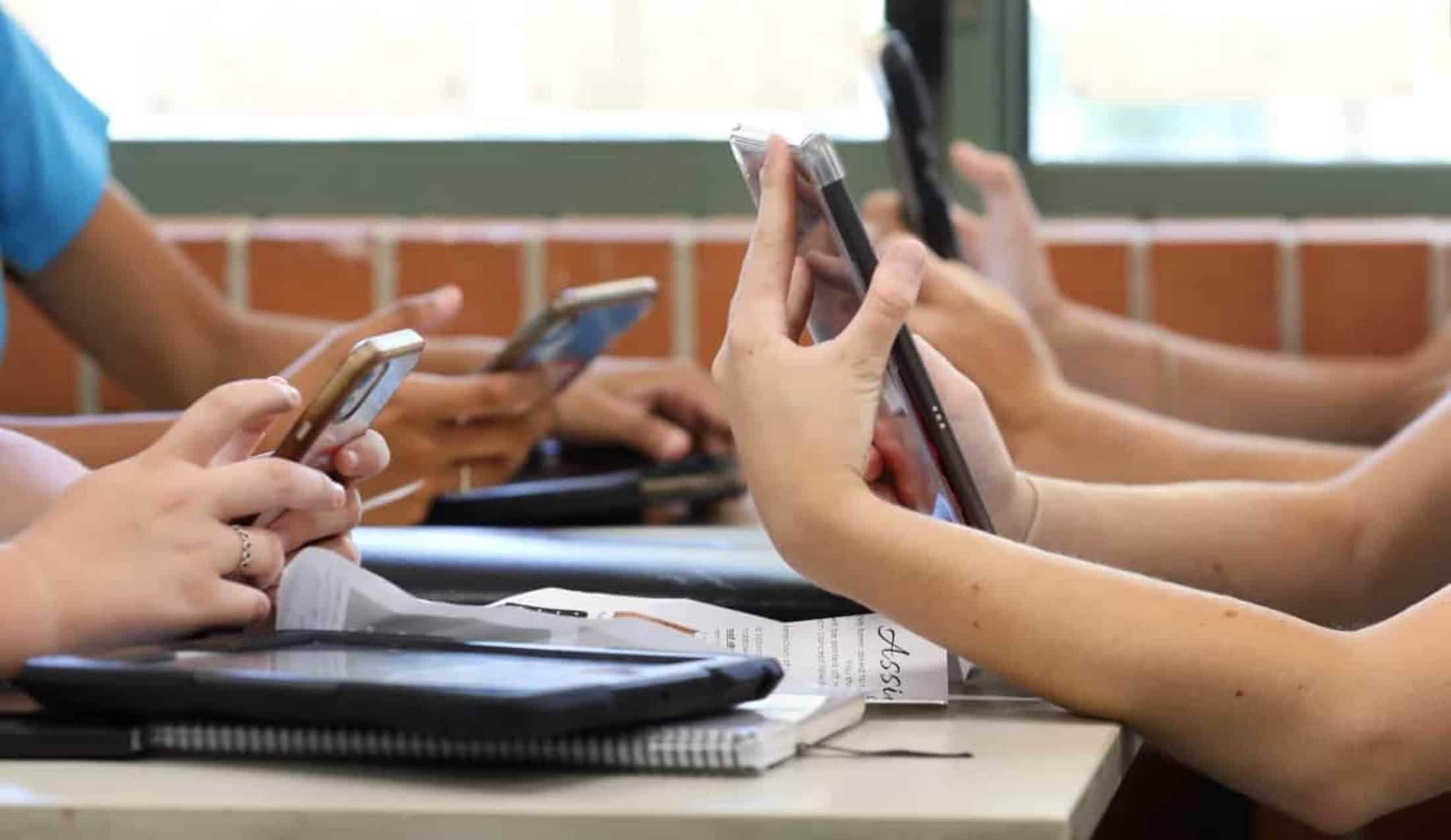 CCJ da Câmara aprova projeto que proíbe celulares em sala de aula – Confira os detalhes