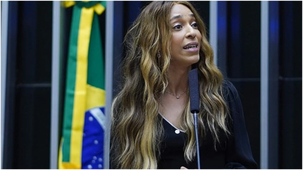 Erika Hilton relata ameaças e aciona PF após defender fiscalização do Pix